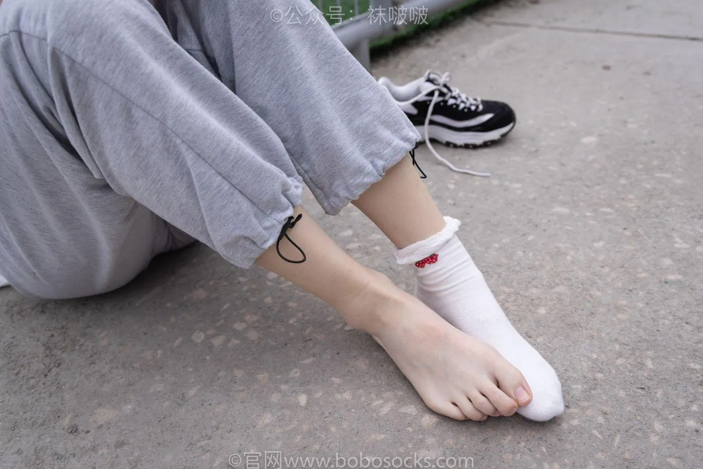 [BoBoSocks袜啵啵]NO.016 熊熊-斯凯奇运动鞋、棉袜（踩脏）、裸足 [147P]插图2
